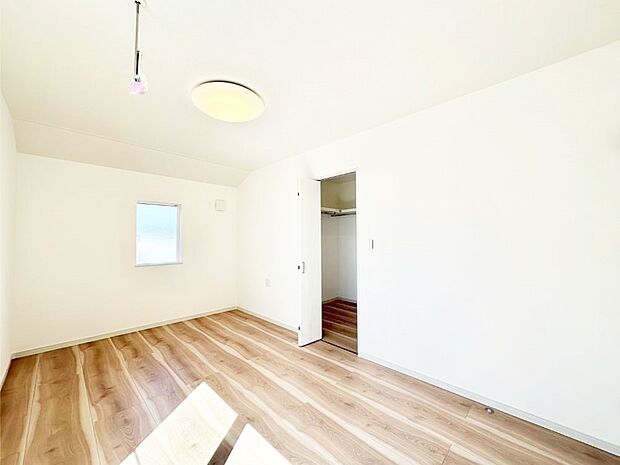 ウォークインクローゼットがあるお部屋!季節ごとの入れ替えも不要で便利です。