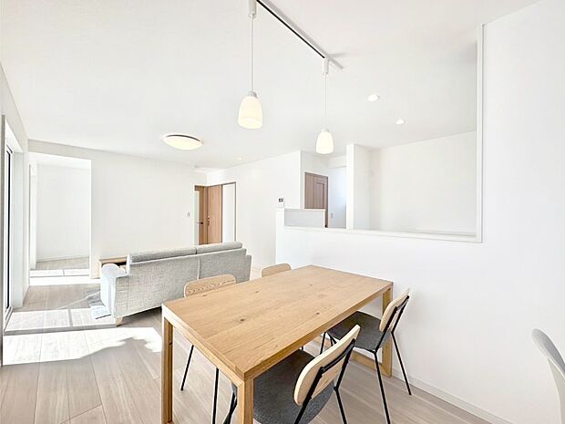 対面キッチン&リビングイン階段を採用したリビングは家族の絆深まる空間です