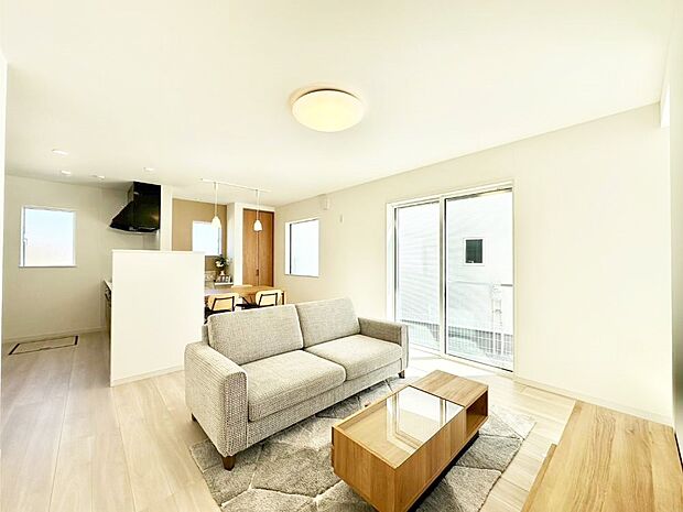 日当たりの良いリビング。お気に入りのグリーンを飾れば更に心地よさがアップ!