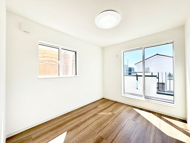 明るいバルコニーサイドに洋室を設置。目覚めの良い寝室に。