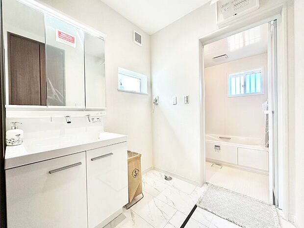 清潔感溢れるホワイトカラーを基調としたランドリースペース