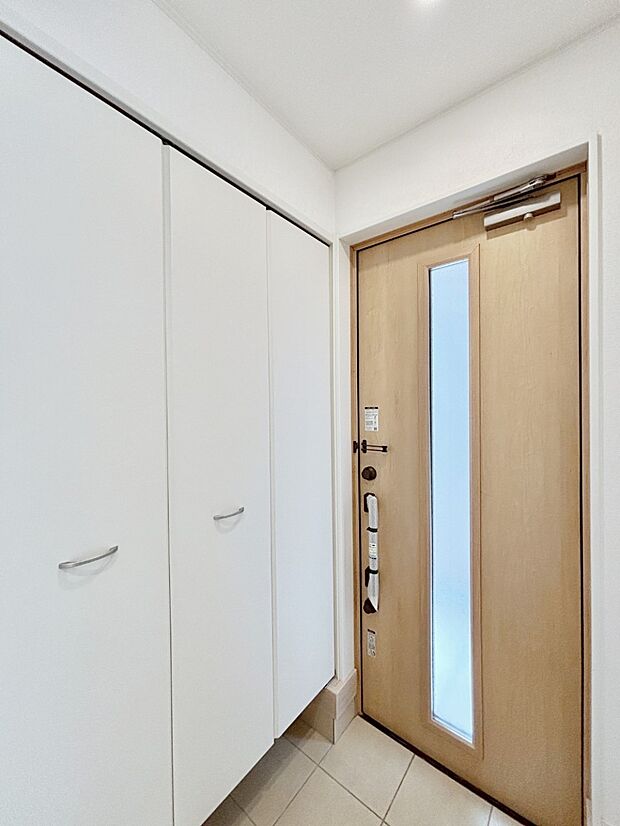 天井まである玄関収納で、家族全員の靴もすっきり収納!