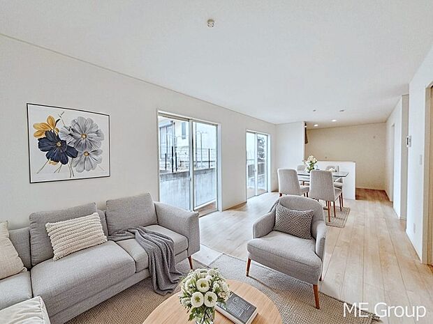 ご家族の賑やかな話し声で包まれる明るいリビング ※家具はCGです