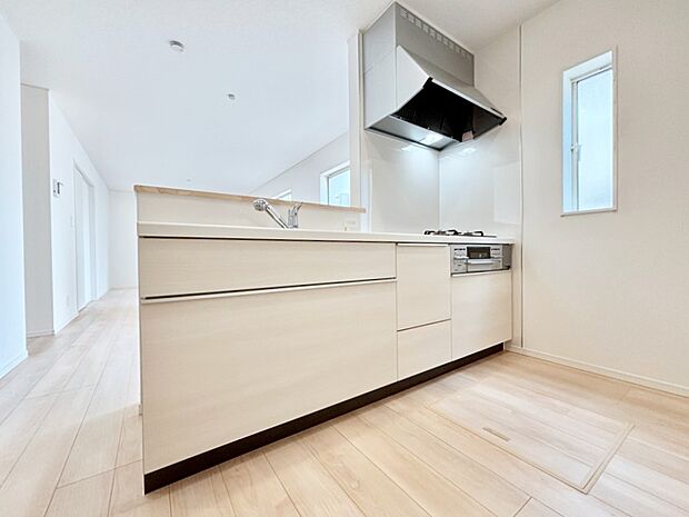 窓のある明るいキッチン。換気にも役立ちます。