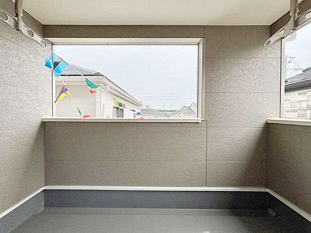 インナーバルコニーなので雨でも洗濯物を干す事が出来て、風通しがあるので乾きが良く、物干しスペースとして重宝します。