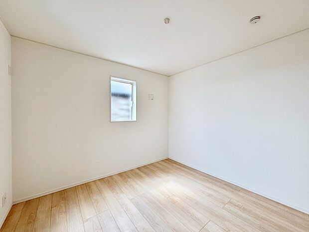 使いやすい形でベットや家具の置き方にも困ることもありません。