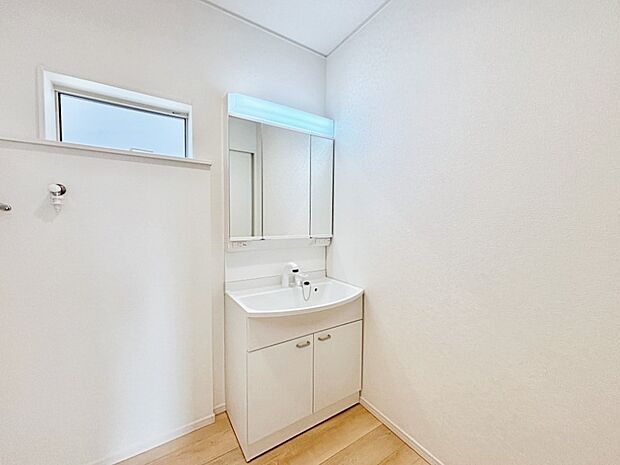 小窓がついているので湿気の多い場所でも換気が十分行えます。毎日の身支度を気持ち良く!