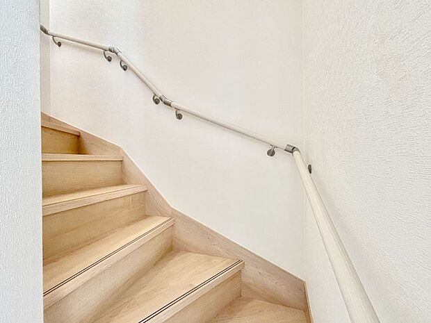 階段は手すり付きなので小さなお子さまやご高齢の方も安心です