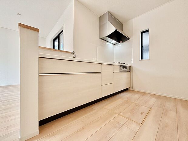 爽やかな風が通り抜けるキッチン。窓があるので明るく換気にも役立ちます。