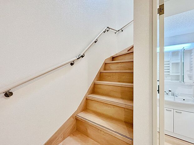 安全性を考慮し階段には手すりを設置しています