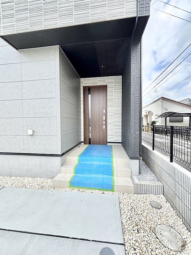 大切な家族、来客を出迎える玄関。玄関前は屋根付きで雨が降っていても濡れにくいです。