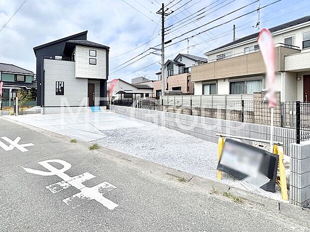 3台(車種による)駐車可!ご家族みんなの自転車も置ける広々カースペース。