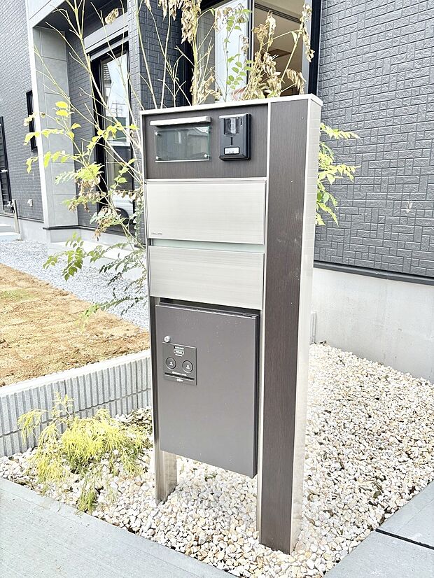 表札・インターホン・ポスト・宅配BOXをひとつに集約。エントランスになじむシンプルデザイン。