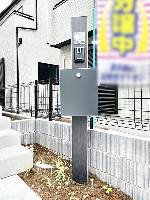 表札・インターホン・ポストをひとつに集約。エントランスになじむシンプルデザイン。