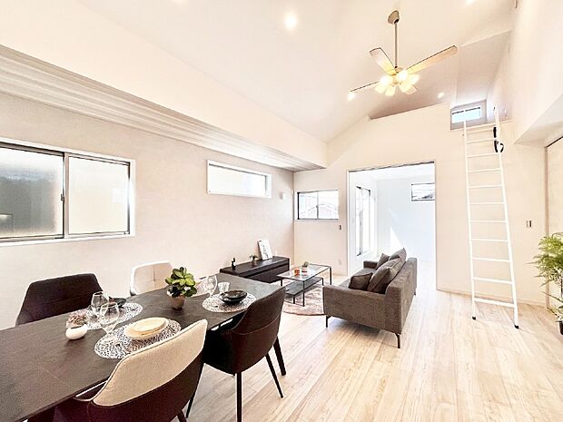 ロフト付きで日当たりもよく、広々としたLDK