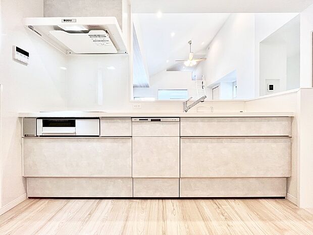 リビングで遊ぶお子様を見守りながらお料理ができる対面キッチン