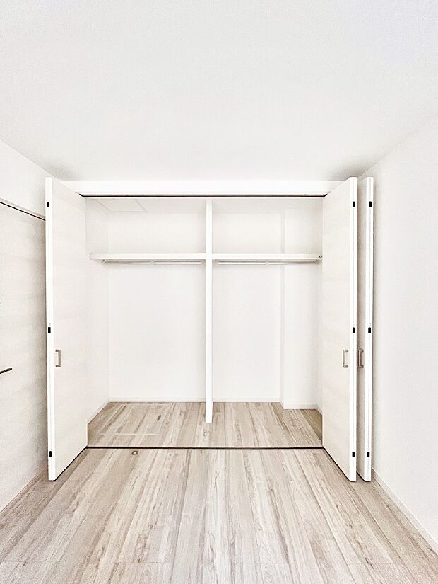 毎日着る衣類や荷物などの収納に便利なクローゼット付きです。