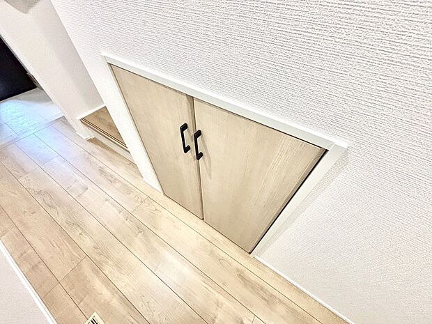 日用品のストックや水などの備蓄に使える階段下収納。