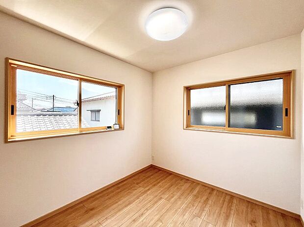2面採光で気持ちよく自然光が取り入れられるのでお子様のお部屋にもピッタリ
