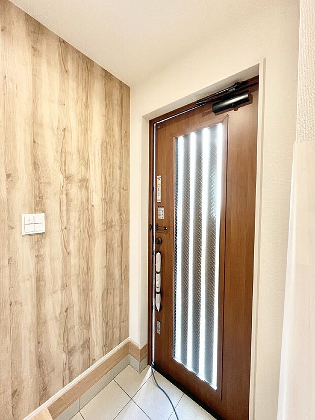 ガラススリットの入った玄関ドアが室内に光を届けてくれます