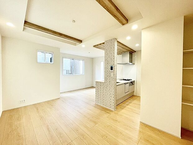 日当たりのいいリビングでゆったりとしたティータイムを！ お気に入りのグリーンを飾れば更に心地よさがアップ！