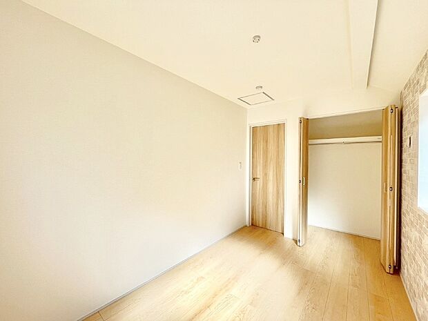 お子さまのお部屋としても！衣類の整理整頓に便利なクローゼット付きの洋室！