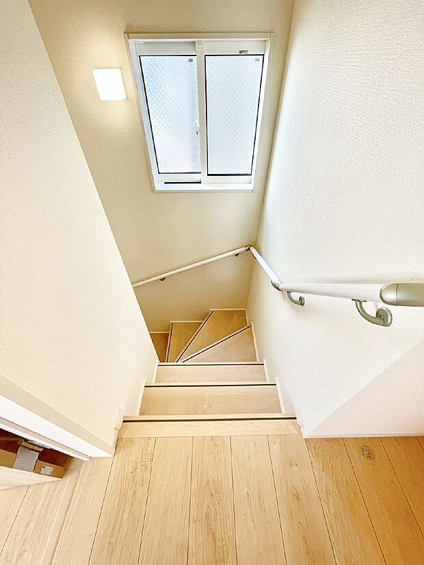 階段は手すり付きなので小さなお子様やご年配の方も安心です!