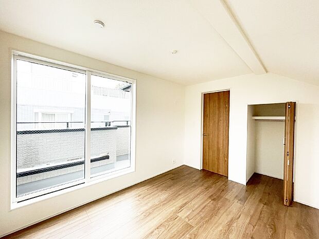 窓からのやさしい光が心地よいプライベートルーム