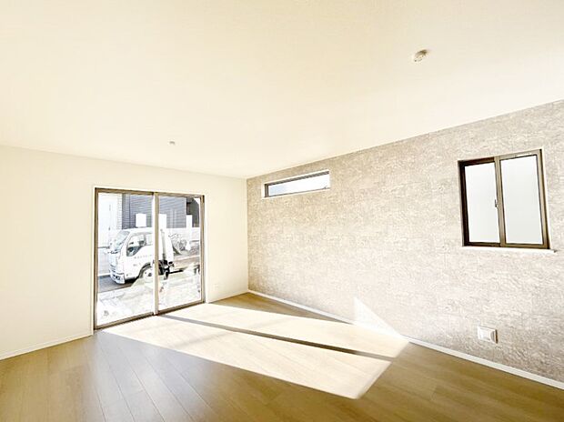 ご家族の賑やかな話し声で包まれる明るいリビング