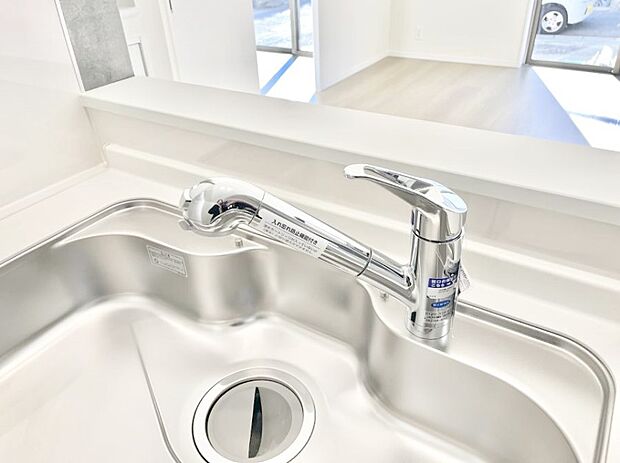 いつでも清潔なおいしいお水を。一つの水栓で水道水と浄水を使い分け。