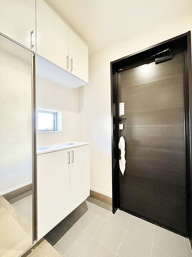 飾り棚を利用して、お越しいただくお客様をおもてなしできます。