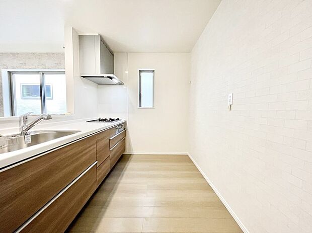 爽やかな風が通り抜けるキッチン。窓があるので明るく換気にも役立ちます。