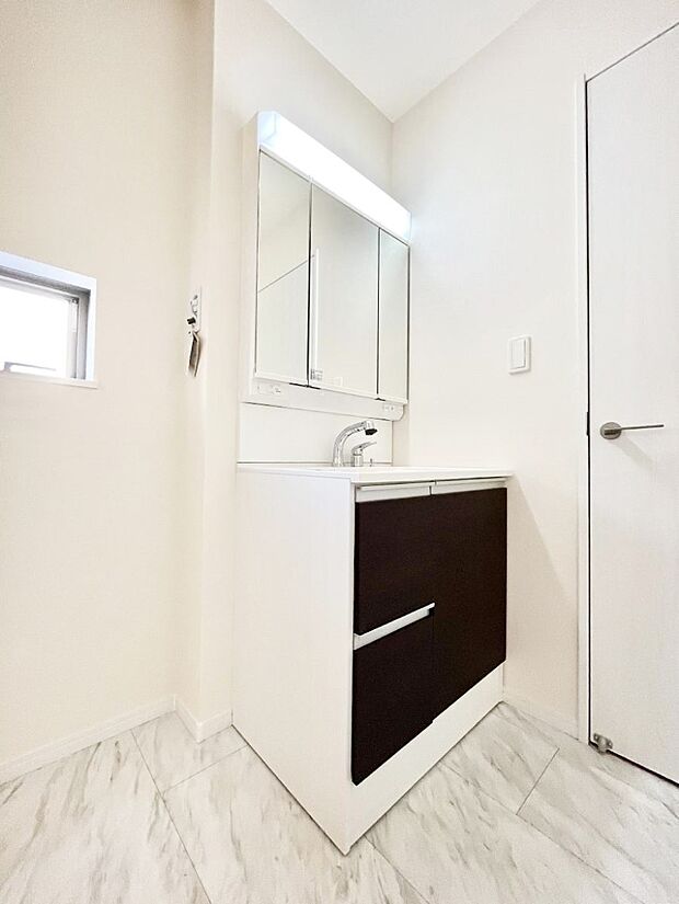 清潔感のある快適空間です。毎日の身支度も気持ち良くお使い頂けます。