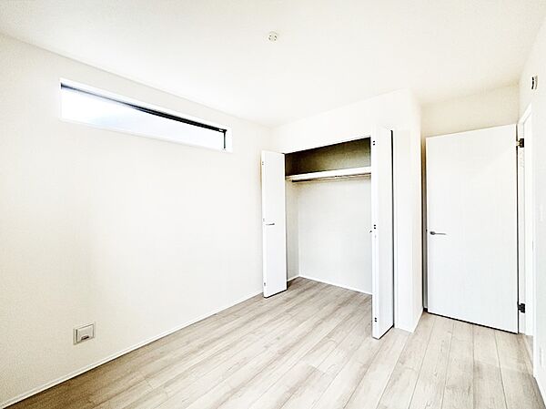 お子さまのお部屋としても！衣類の整理整頓に便利なクローゼット付きの洋室。