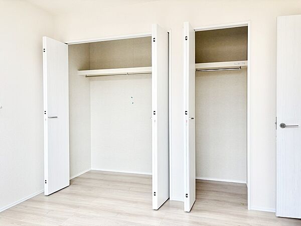 毎日着る衣類や荷物などの収納に便利なクローゼット付きです。