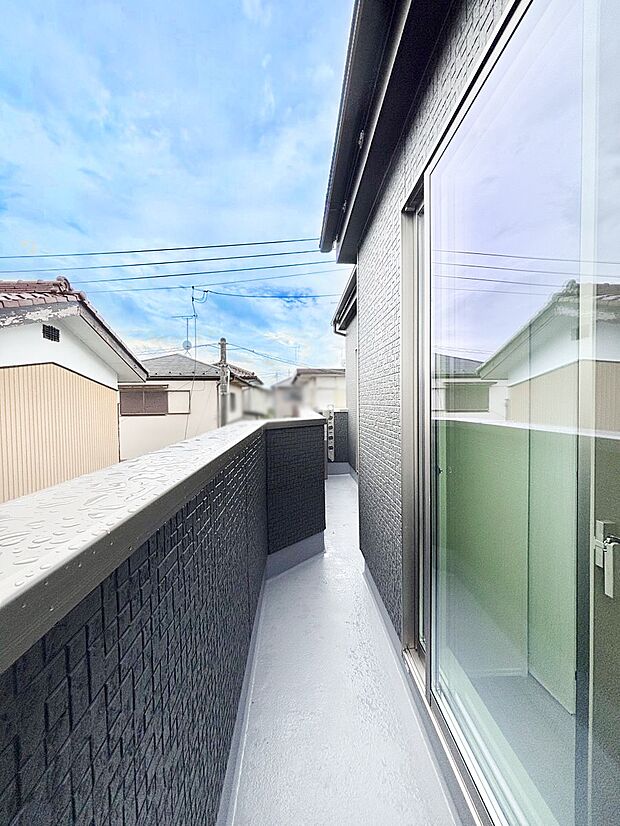 暖かな陽光が降り注ぐバルコニーはお洗濯におすすめ。爽やかな風も心地よいです。