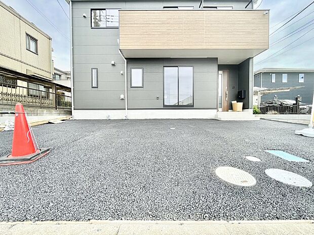 駐車3台可能!急なお客様の駐車に。また、ご家族の自転車スペースとしても大活躍。
