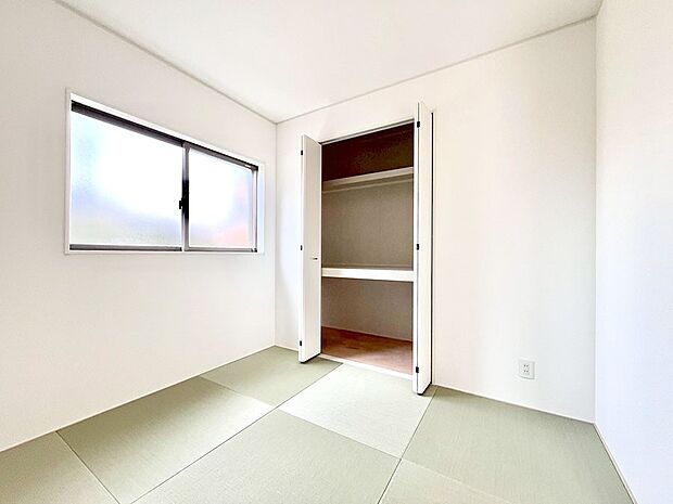 リビングと隣り合っている和室。ほっと一息できる和の空間も忘れずに。
