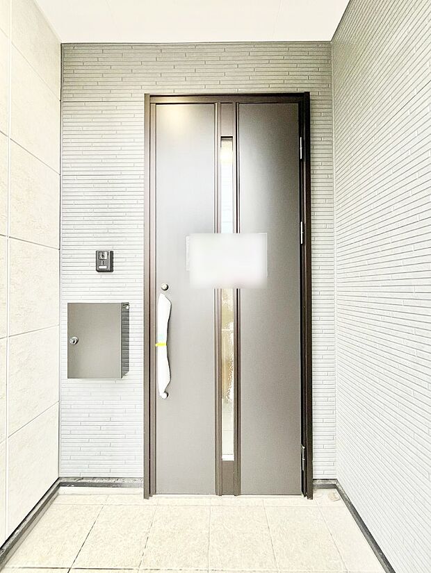 玄関前は雨が降っても濡れにくい屋根付き