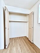 洋室のクローゼット。奥行きがあるので厚手の衣類もすっきり収まります。