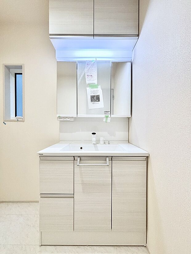 大きく見やすい三面鏡で清潔感ある洗面台は、身だしなみチェックや肌のお手入れにおすすめです。