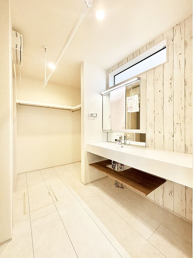 ゆとりの洗面スペースで朝の身支度もスムーズに