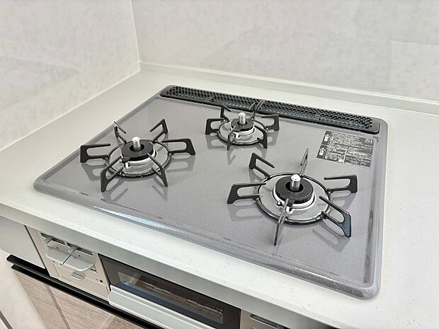 ガスコンロはSiセンサー搭載。火力調節や焦げ付き・消し忘れも防いでくれます。