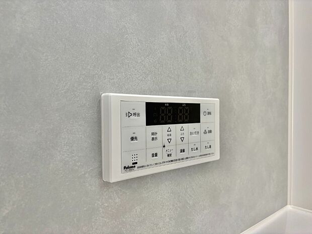 スイッチ1つで一定量の湯を浴槽に張ったり、保温や追い焚きが可能!