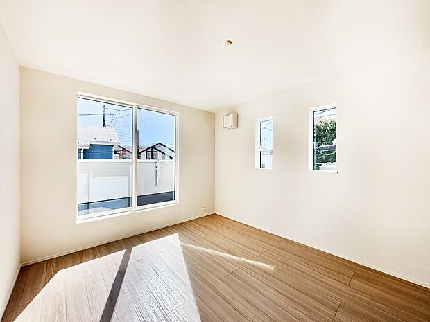 バルコニーが開放感をプラスしてくれる洋室