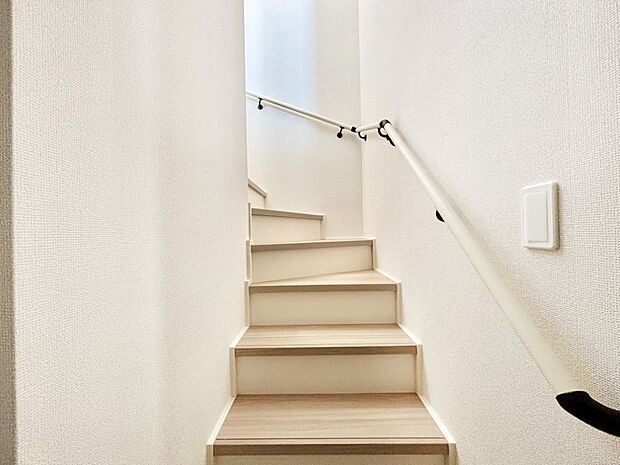 安全性を考慮し階段には手すりを設置しています