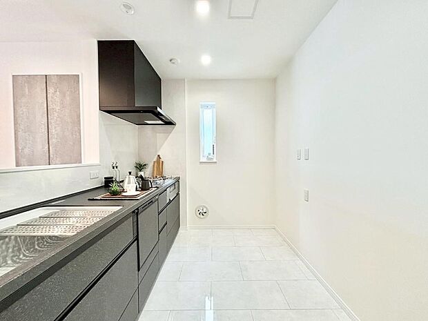 爽やかな風が通り抜けるキッチン。窓があるので明るく換気にも役立ちます。