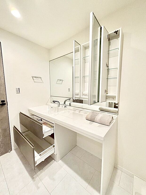 鏡の裏に、化粧品や衛生用品などを収納可能。洗面台をすっきりと保ちます!