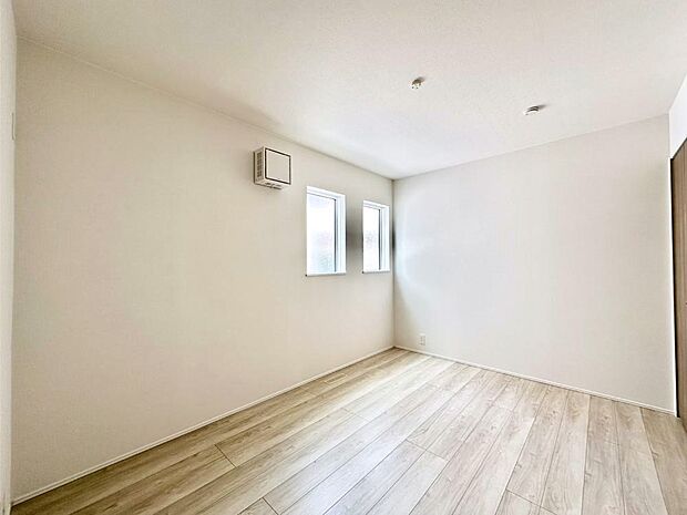 窓からのやさしい光が心地よいプライベートルーム