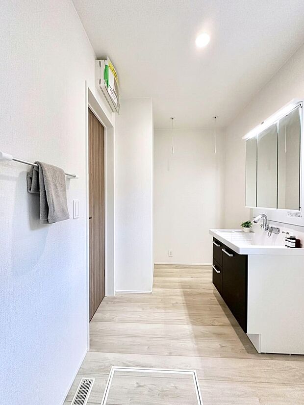 清潔感のある快適空間です。毎日の身支度も気持ち良くお使い頂けます。